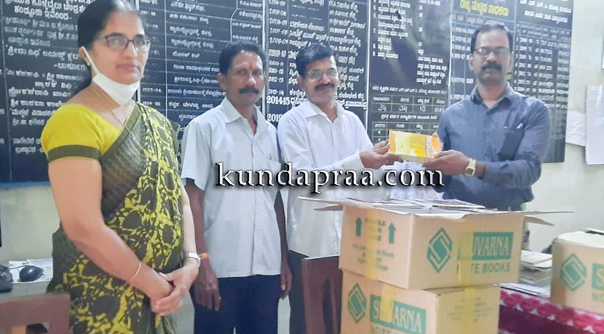 ಶಾಲಾ ವಿದ್ಯಾರ್ಥಿಗಳಿಗೆ ನೋಟ್ ಬುಕ್ ಹಸ್ತಾಂತರ
