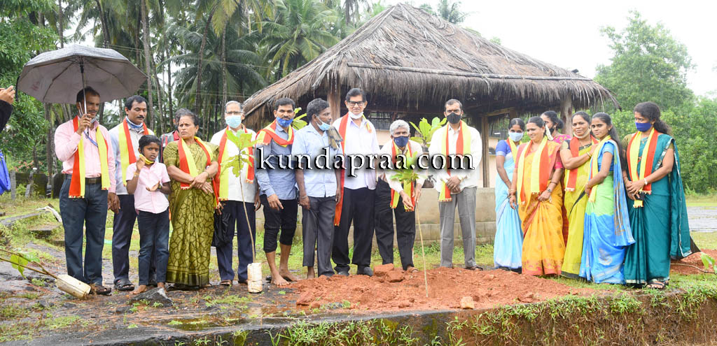 ಅಜೆಕಾರು: ಗುರುವೃಂದ – ವೃಕ್ಷ ಗೌರವ ವಿಶಿಷ್ಟ ಶಿಕ್ಷಕರ ದಿನಾಚರಣೆ