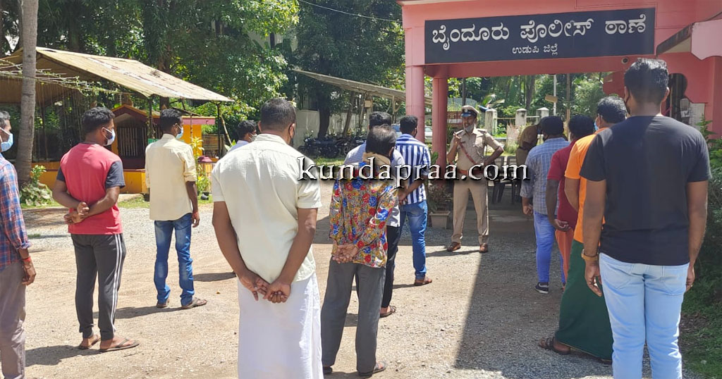 ಕಾನೂನು ಬಾಹಿರ ಚಟುವಟಿಕೆಯಿಂದ ದೂರವಿರಿ: ಪೆರೆಡ್ನಲ್ಲಿ ಪಿಎಸ್ಐ ಪವನ್ ನಾಯಕ್ ಎಚ್ಚರಿಕೆ