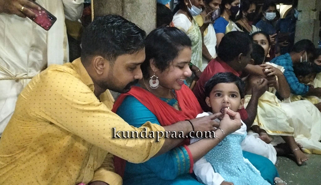 ವಿಜಯದಶಮಿ: ಕೊಲ್ಲೂರಿನಲ್ಲಿ ಮಕ್ಕಳಿಗೆ ವಿದ್ಯಾರಂಭ, ನವಾನ್ನಪ್ರಾಶನ