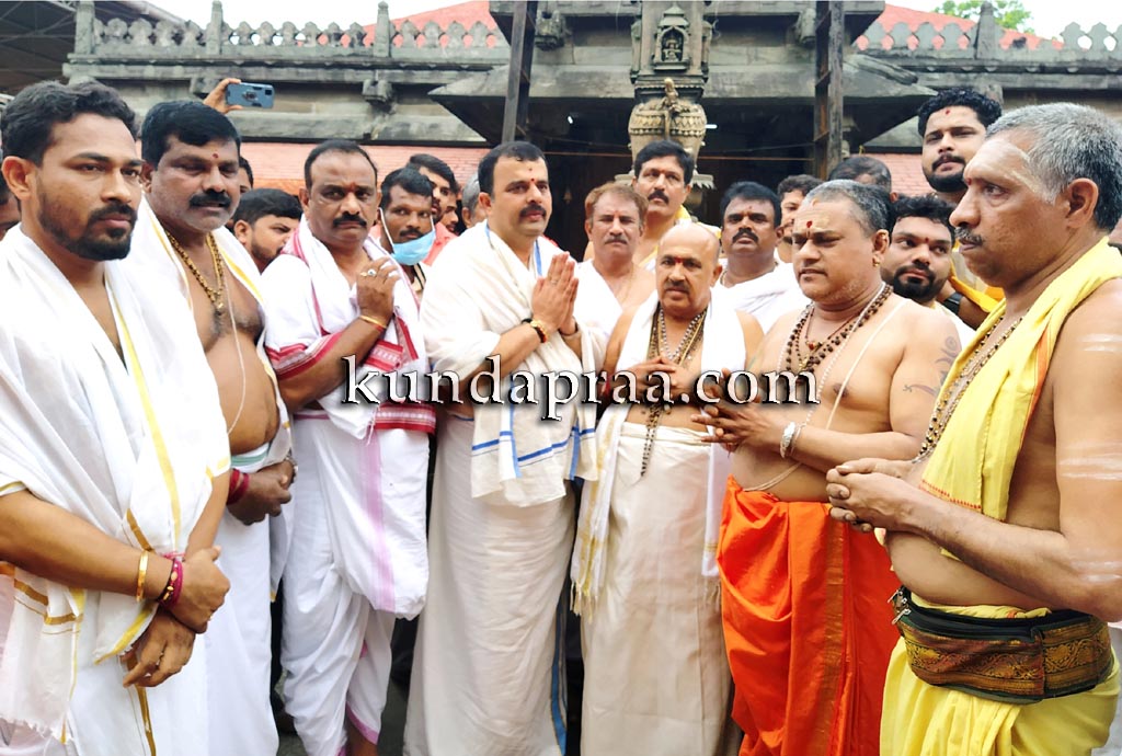 ಕೊಲ್ಲೂರು ಶ್ರೀ ಮೂಕಾಂಬಿಕೆಗೆ ತುಲಾಭಾರ ಸೇವೆ ಸಲ್ಲಿಸಿದ ಸಚಿವ ಸುನಿಲ್ ಕುಮಾರ್