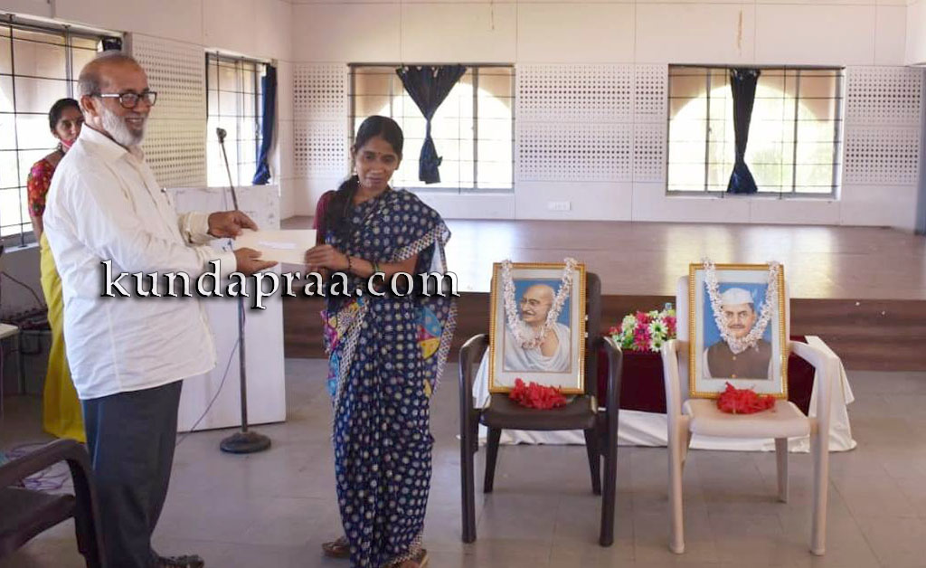 ಕೋಡಿ ಬ್ಯಾರೀಸ್ ಸಮೂಹ ಶಿಕ್ಷಣ ಸಂಸ್ಥೆಯಿಂದ ಸಹಾಯಧನ ವಿತರಣೆ