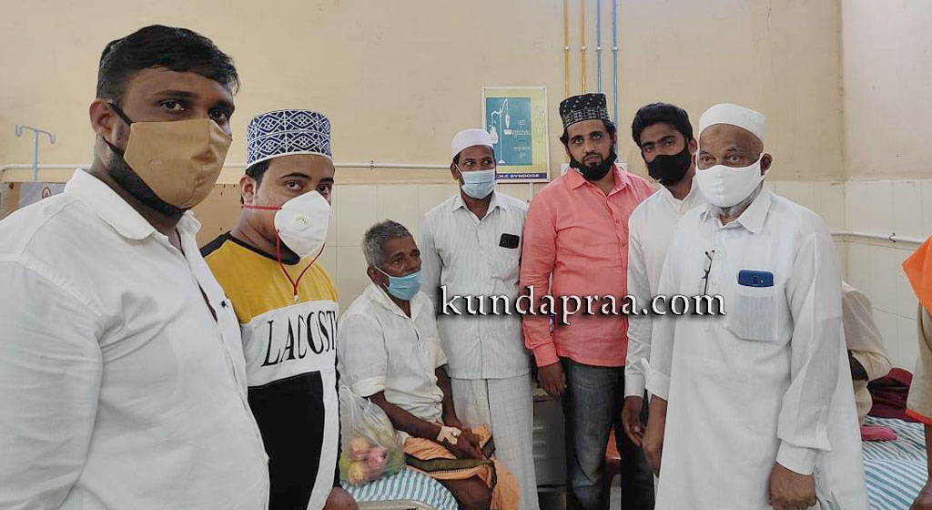 ಈದ್ ಮಿಲಾದ್ ಹಬ್ಬದ ಪ್ರಯುಕ್ತ ರೋಗಿಗಳಿಗೆ ಹಣ್ಣು ಹಂಪಲು ವಿತರಣೆ