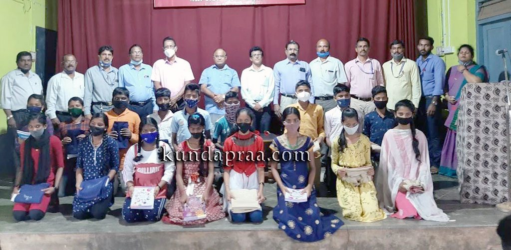 ಜನತಾ ಪ್ರೌಢಶಾಲೆ ಹೆಮ್ಮಾಡಿ: ಉಚಿತ ಸಮವಸ್ತ್ರ ಮತ್ತು ನೋಟ್ಸ್ ಪುಸ್ತಕ ವಿತರಣೆ