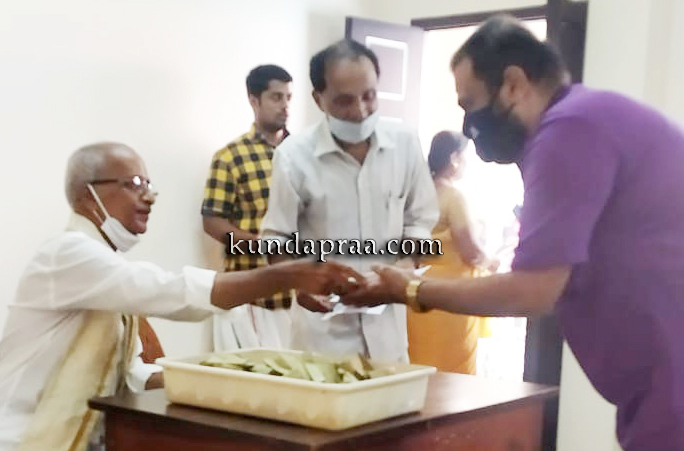 ಕುಂಭಾಶಿ ಆನೆಗುಡ್ಡೆ ದೇವಳದಿಂದ ಸಹಾಯಧನ ವಿತರಣೆ