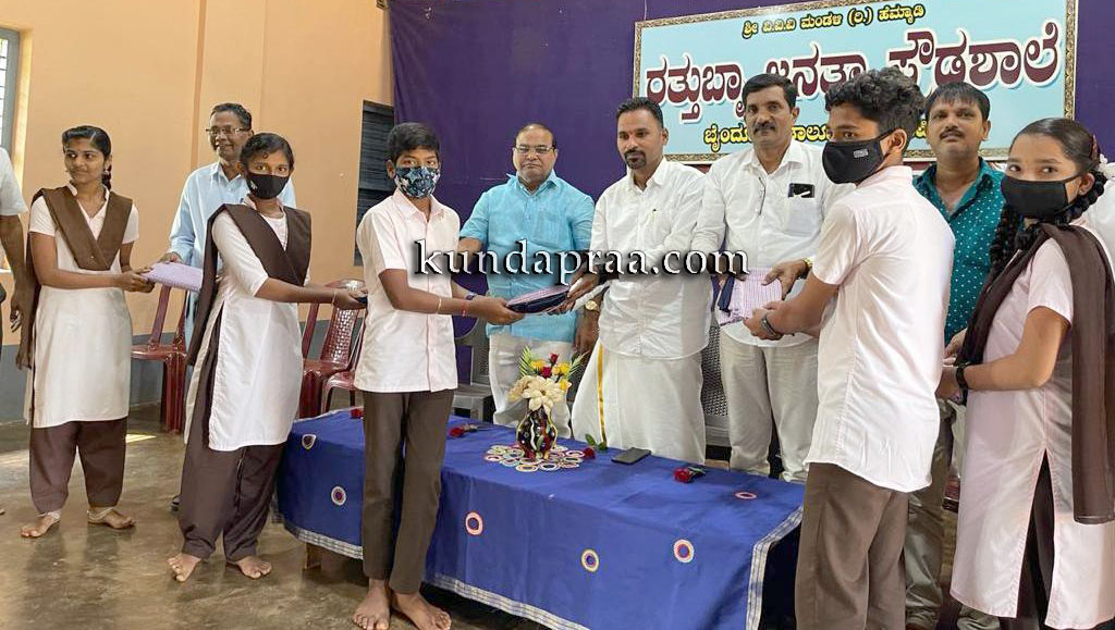 ಶ್ರೀ ವರಲಕ್ಷ್ಮೀ ಚಾರಿಟೇಬಲ್ ಟ್ರಸ್ಟ್ನಿಂದ ರತ್ತುಬಾಯಿ ಜನತಾ ಪ್ರೌಢಶಾಲಾ ವಿದ್ಯಾರ್ಥಿಗಳಿಗೆ ಸಮವಸ್ತ್ರ ವಿತರಣೆ
