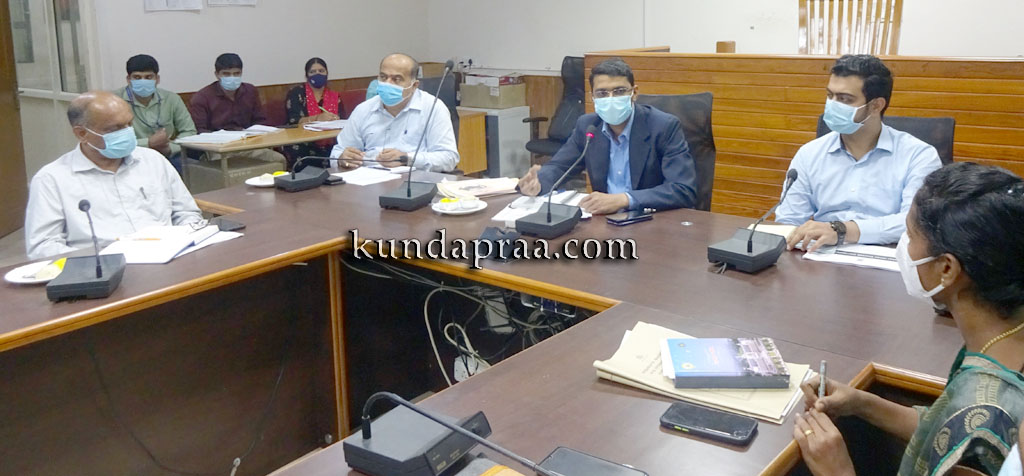 ಮನೆ-ಮನೆಗೆ ಭೇಟಿ ನೀಡಿ ಅರ್ಹ ಸಾರ್ವಜನಿಕರಿಗೆ ಕೋವಿಡ್ ಲಸಿಕೆ ನೀಡಿ: ಜಿಲ್ಲಾಧಿಕಾರಿ