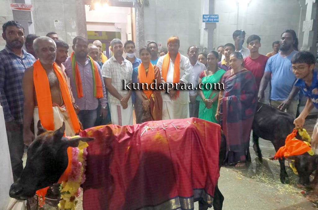 ಉಪ್ಪುಂದ ಶ್ರೀ ದುರ್ಗಾಪರಮೇಶ್ವರಿ ದೇವಸ್ಥಾನದಲ್ಲಿ ಗೋಪೂಜೆ