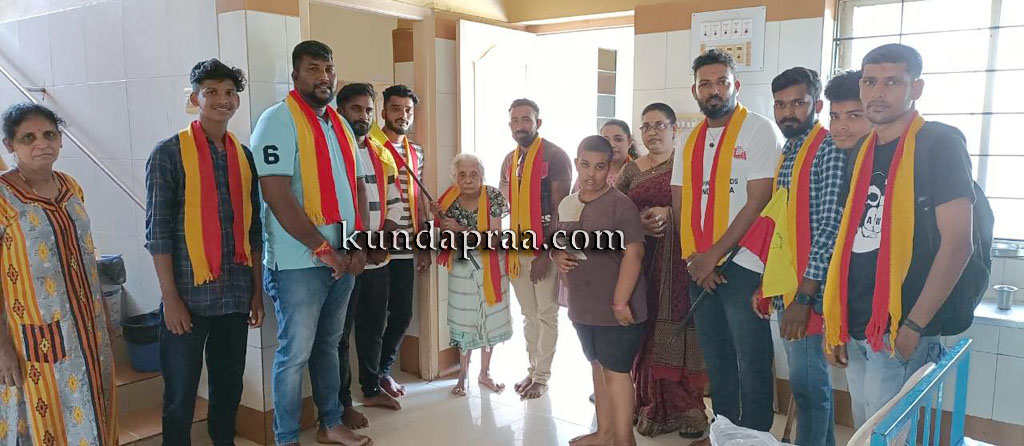 ವೃದ್ಧಾಶ್ರಮದಲ್ಲಿ ಹೆಲ್ಪಿಂಗ್ ಹ್ಯಾಂಡ್ಸ್ ಸಂಸ್ಥೆಯಿಂದ ಕನ್ನಡ ರಾಜ್ಯೋತ್ಸವ ಆಚರಣೆ