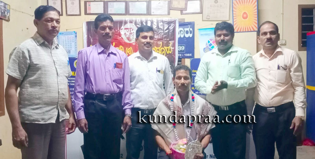 ಓಟದ ಸ್ವರ್ಧೆಯಲ್ಲಿ ರಾಷ್ಟ್ರಮಟ್ಟಕ್ಕೆ ಆಯ್ಕೆಯಾದ ಶಿಕ್ಷಕ ನಾಗರಾಜ ಅವರಿಗೆ ಸನ್ಮಾನ