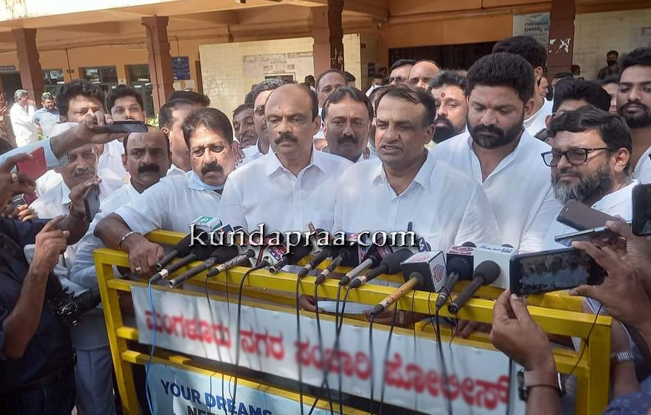 ಪರಿಷತ್ ಚುನಾವಣೆ: ದ.ಕ – ಉಡುಪಿ ಕಾಂಗ್ರೆಸ್ ಅಭ್ಯರ್ಥಿಯಾಗಿ ನಾಮಪತ್ರ ಸಲ್ಲಿಸಿದ ಮಂಜುನಾಥ್ ಭಂಡಾರಿ