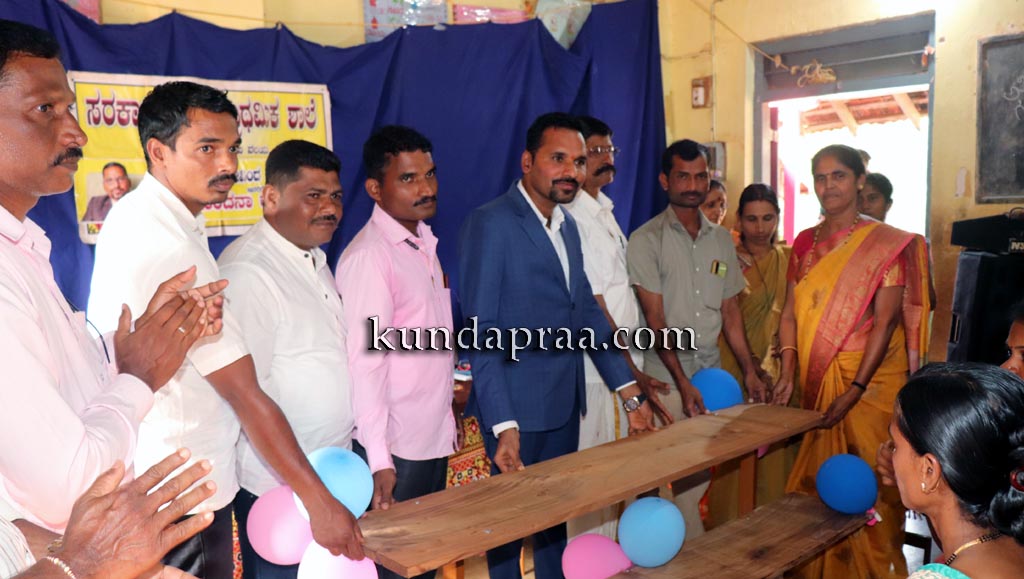 ಶ್ರೀ ವರಲಕ್ಷ್ಮೀ ಚಾರಿಟೇಬಲ್ ಟ್ರಸ್ಟ್ನಿಂದ ಏಳಜಿತ ಶಾಲೆಗೆ ರೂ.1.60 ಲಕ್ಷ ಮೌಲ್ಯದ ಪೀಠೋಪಕರಣ ಕೊಡುಗೆ