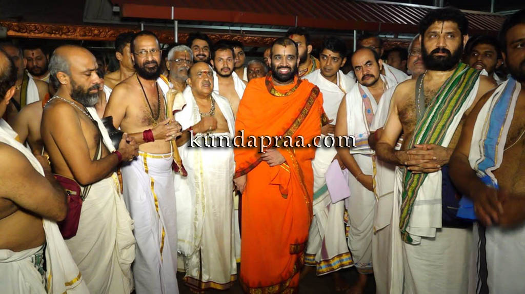 ಕೊಲ್ಲೂರು ದೇವಳಕ್ಕೆ ಕಾಶೀಮಠದ ಶ್ರೀ ಸಂಯಮೀಂದ್ರ ತೀರ್ಥ ಸ್ವಾಮೀಜಿ ಭೇಟಿ