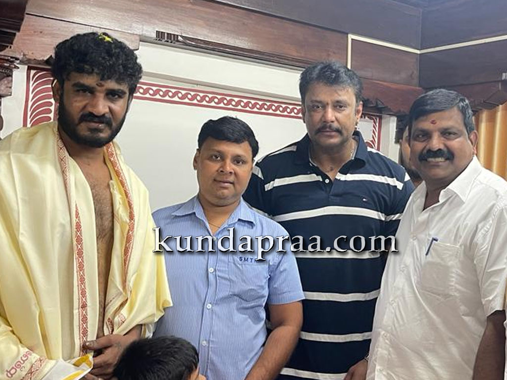 ಕೊಲ್ಲೂರು ದೇವಳಕ್ಕೆ ನಟ ದರ್ಶನ್ ತೂಗುದೀಪ್, ಚಿಕ್ಕಣ್ಣ ಭೇಟಿ