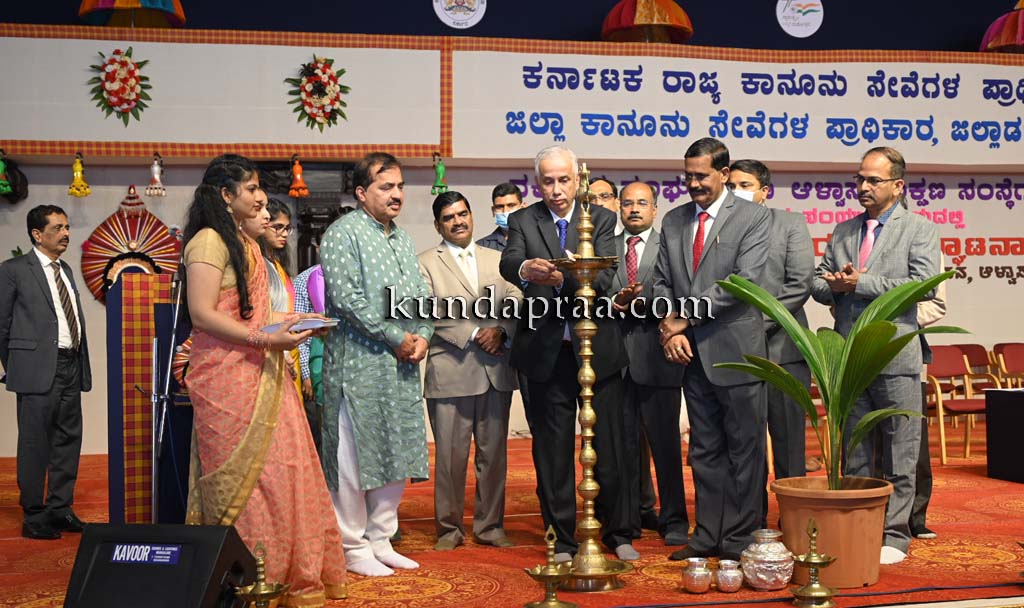 ಸಮಸ್ಯೆಗೆ ತಲೆಬಾಗದೇ ಕಾನೂನಿನ ನೆರವು ಪಡೆಯಿರಿ: ನ್ಯಾ. ಅಬ್ದುಲ್ ನಝೀರ್