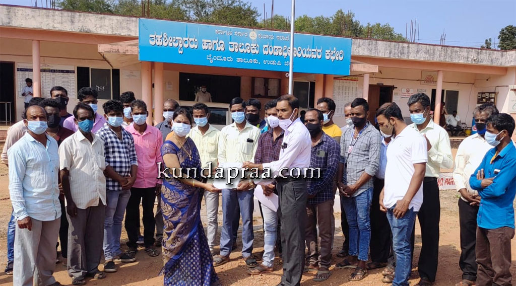 ಕೊಡೇರಿ ಕಿರುಬಂದರು ಅಭಿವೃದ್ಧಿ ಕಾಮಗಾರಿ ವಿಳಂಬ: ಉಪ್ಪುಂದ ರಾಣಿಬಲೆ ಮೀನುಗಾರರ ಒಕ್ಕೂಟದಿಂದ ತಹಶಿಲ್ದಾರ್ಗೆ ಮನವಿ