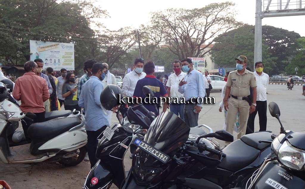 ಕೋವಿಡ್ ಮಾರ್ಗಸೂಚಿಗಳನ್ನು ಗ್ರಾಹಕರು ಪಾಲಿಸುವಂತೆ ಅಂಗಡಿ ಮಾಲೀಕರು ಎಚ್ಚರವಹಿಸಬೇಕು: ಜಿಲ್ಲಾಧಿಕಾರಿ