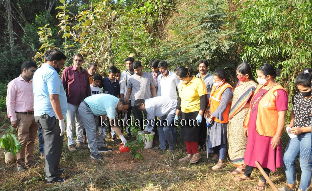 ಕುಂದಾಪುರ: ರೈಲು ನಿಲ್ದಾಣ ಪರಿಸರದಲ್ಲಿ ಸ್ವಚ್ಚತಾ ಅಭಿಯಾನ, ಗಿಡ ನೆಡುವ ಕಾರ್ಯಕ್ಕೆ ಚಾಲನೆ