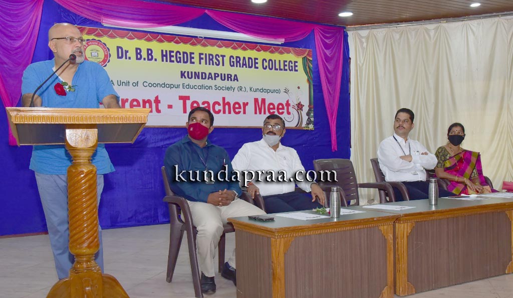 ಅತಿಯಾದ ಮೊಬೈಲ್ ಬಳಕೆಯಿಂದ ವಿದ್ಯಾರ್ಥಿಗಳಲ್ಲಿ ಮಾನಸಿಕ ಸಮಸ್ಯೆ: ಮನೋವೈದ್ಯ ಡಾ. ಪಿ. ವಿ. ಭಂಡಾರಿ