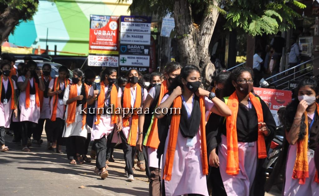 ಕುಂದಾಪುರದಲ್ಲಿ ಮುಂದುವರಿದ ಹಿಜಾಬ್ – ಕೇಸರಿ ಶಾಲು ಸಂಘರ್ಷ, ಪ್ರತಿಭಟನೆ
