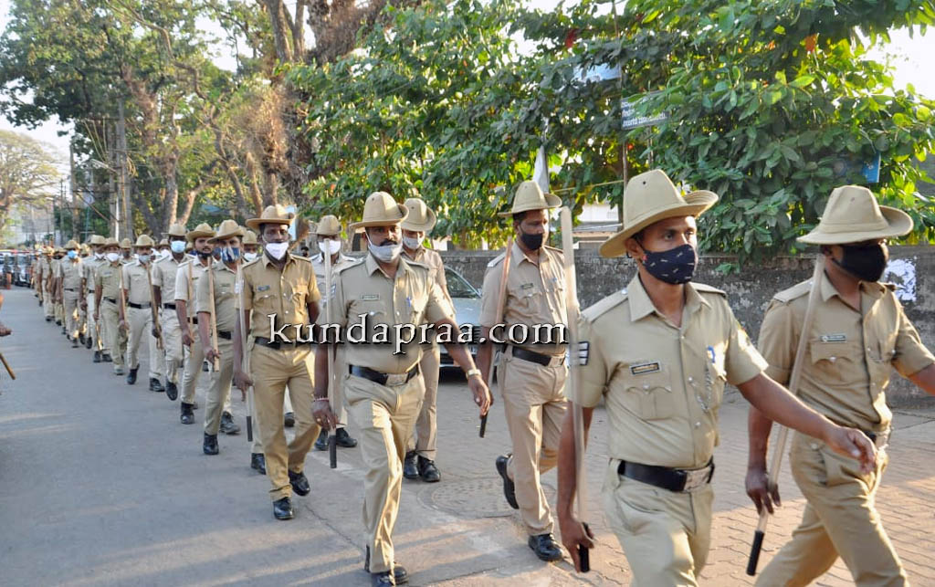 ಕುಂದಾಪುರ: ಶಾಂತಿ ಸುವ್ಯವಸ್ಥೆ ಕಾಪಾಡುವ ನಿಟ್ಟಿನಲ್ಲಿ ಪೊಲೀಸರಿಂದ ರೂಟ್ ಮಾರ್ಚ್