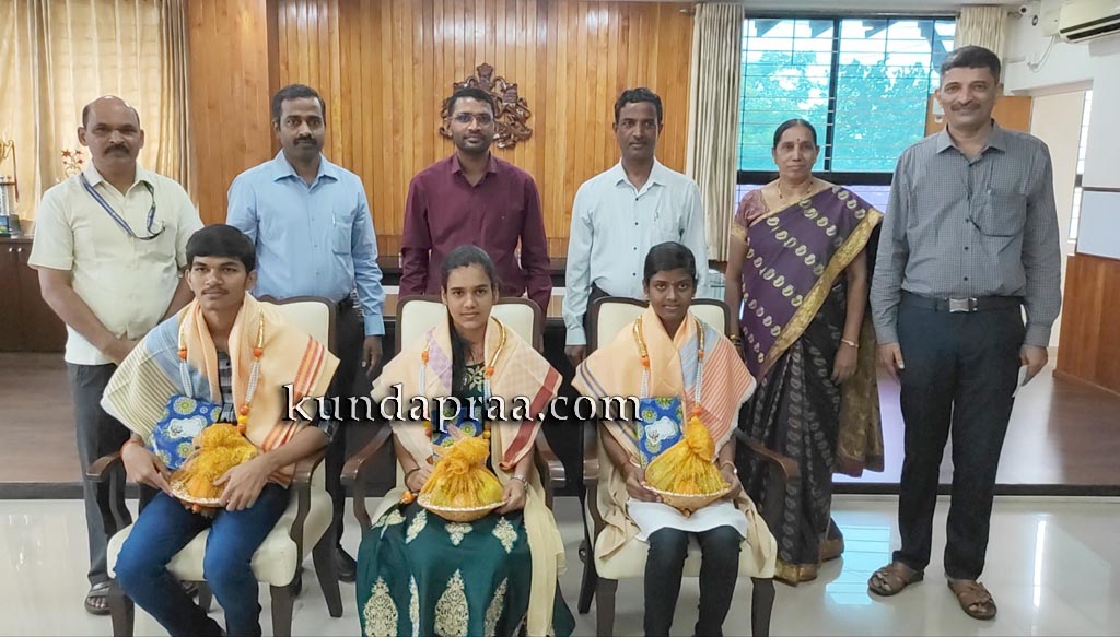 ಎಸ್ಎಸ್ಎಲ್ಸಿ ಪರೀಕ್ಷೆಯಲ್ಲಿ ಸಾಧನೆ ಮಾಡಿದ ವಿದ್ಯಾರ್ಥಿಗಳನ್ನು ಸನ್ಮಾನಿಸಿದ ಜಿಲ್ಲಾಧಿಕಾರಿ