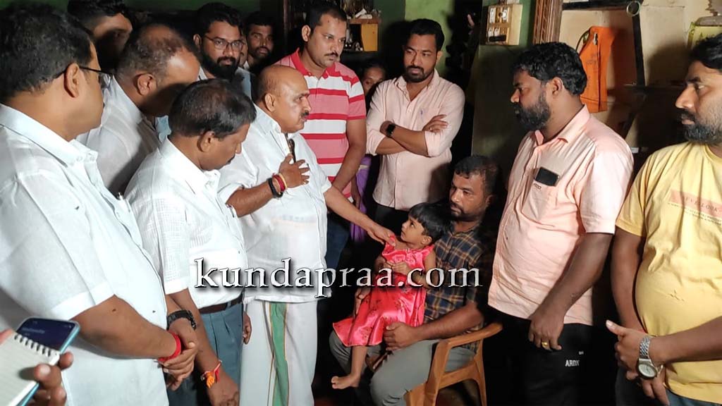 ಪತ್ತೆಯಾಗದ ಬಾಲಕಿ ಮೃತದೇಹ. ಕುಟುಂಬಿಕರಿಗೆ ಸಾಂತ್ವಾನ ಹೇಳಿದ ಉಸ್ತುವಾರಿ ಸಚಿವ ಅಂಗಾರ