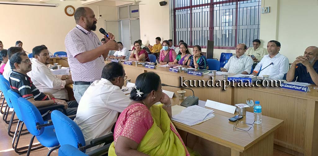 ಕುಂದಾಪ್ರ ಪುರಸಭೆ ಸಾಮಾನ್ಯ ಸಭೆ: ಒಳಚರಂಡಿ – ಹೆದ್ದಾರಿ ಅವ್ಯವಸ್ಥೆ, ಬೀದಿ ನಾಯಿ ಕಾಟ, ಸುವರ್ಣ ಮಹೋತ್ಸವದ ಚರ್ಚೆ