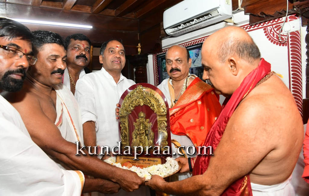 ಕೊಲ್ಲೂರು ದೇವಳಕ್ಕೆ ಮುಖ್ಯಮಂತ್ರಿ ಬಸವರಾಜ ಬೊಮ್ಮಾಯಿ ಭೇಟಿ