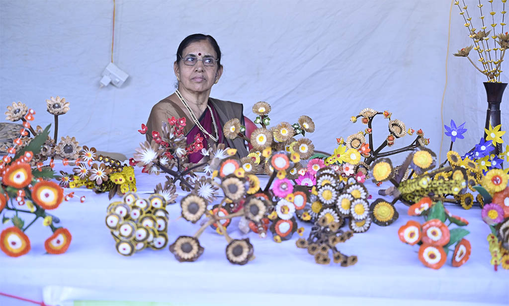 ಕೃಷಿ ತ್ಯಾಜ್ಯಗಳಲ್ಲಿ ಅರಳಿದ ಕರಕುಶಲತೆ, 70ರ ಹರೆಯದಲ್ಲೂ ಮಾಸದ ಕಲಾಸಕ್ತಿ