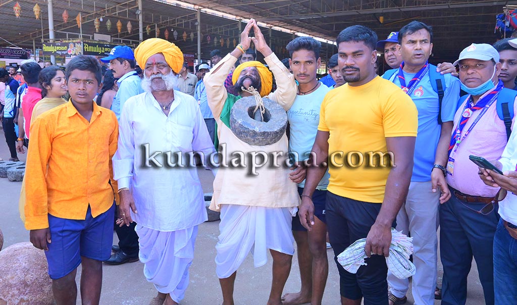 ಜಂಬೂರಿಯಲ್ಲಿ ಮೀಸೆಯಿಂದ ಕಲ್ಲುಹೊತ್ತ ಗಂಡಸಿಗೆ ಡಿಮ್ಯಾಂಡಪ್ಪೊ ಡಿಮ್ಯಾಂಡು!