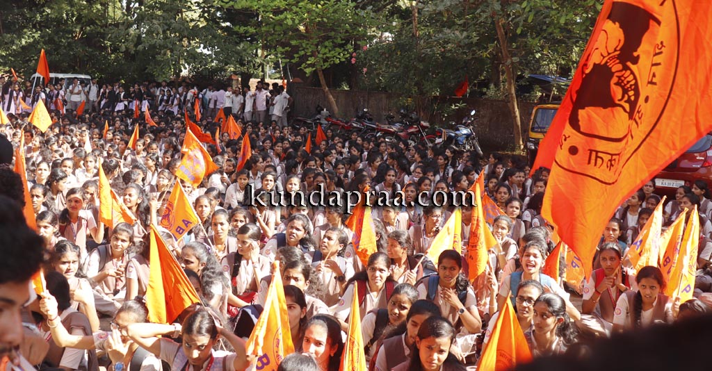 ಮಂಗಳೂರು ವಿವಿ ವಿರುದ್ಧ ವಿದ್ಯಾರ್ಥಿಗಳ ಆಕ್ರೋಶ, ಎಬಿವಿಪಿ ನೇತೃತ್ವದಲ್ಲಿ ಬೃಹತ್ ಪ್ರತಿಭಟನೆ