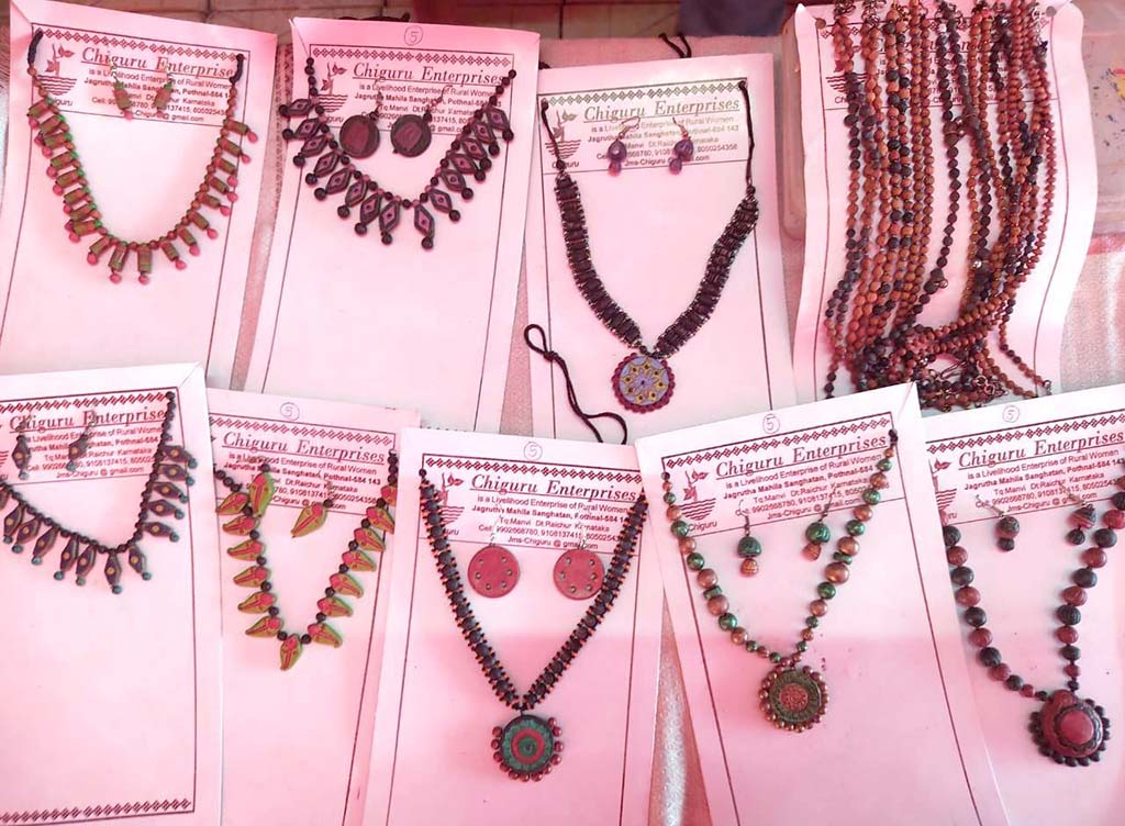 ಸ್ವಾವಲಂಭಿ ಮಹಿಳೆಯರ ಕಲಾಕೌಶಲ್ಯದಿಂದ ತಯಾರಾಗುತ್ತಿದೆ ಮಣ್ಣಿನ ಆಭರಣ!