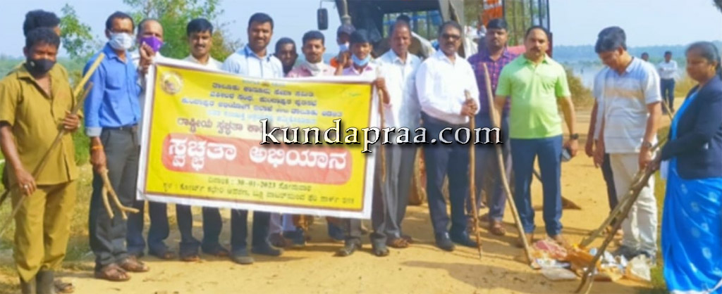 ಕುಂದಾಪುರ: ನ್ಯಾಯಾಧೀಶರಿಂದ ಪೊರಕೆ ಹಿಡಿದು ಸ್ವಚ್ಚತಾ ಕಾರ್ಯ!