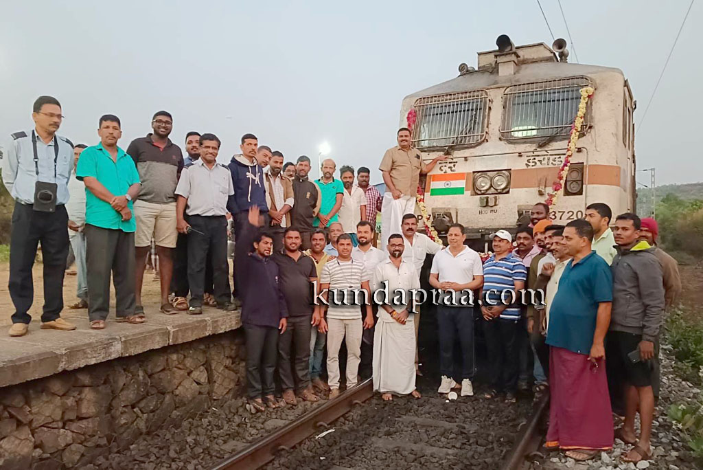 ಬೈಂದೂರಿನಲ್ಲಿ ಕೊಚುವೆಲಿ – ಮುಂಬೈ ಗರೀಬ್ರಥ್ ರೈಲಿಗೆ ಸ್ವಾಗತ