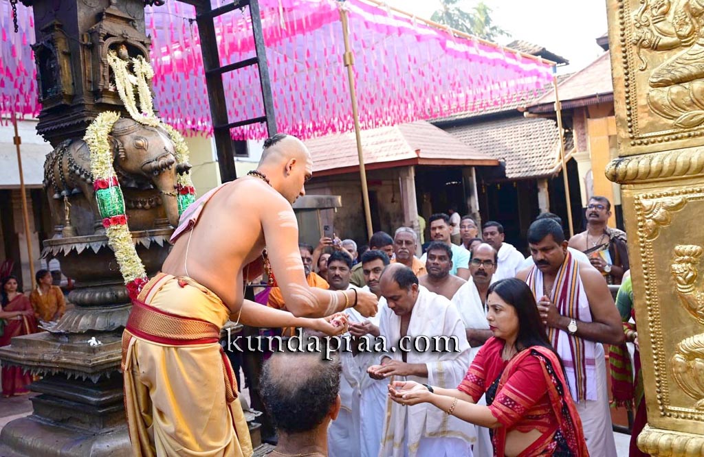 ಕೊಲ್ಲೂರು ಶ್ರೀ ಮೂಕಾಂಬಿಕಾ ದೇವಸ್ಥಾನ: ಧ್ವಜಾರೋಹಣ, ವಾರ್ಷಿಕ ಜಾತ್ರಾ ಮಹೋತ್ಸವಕ್ಕೆ ಚಾಲನೆ