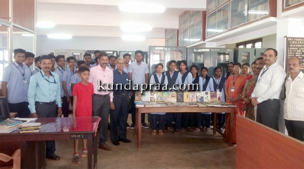 ಬಸ್ರೂರು ಶಾರದಾ ಕಾಲೇಜಿಗೆ ಪುಸ್ತಕ ಹಸ್ತಾಂತರ