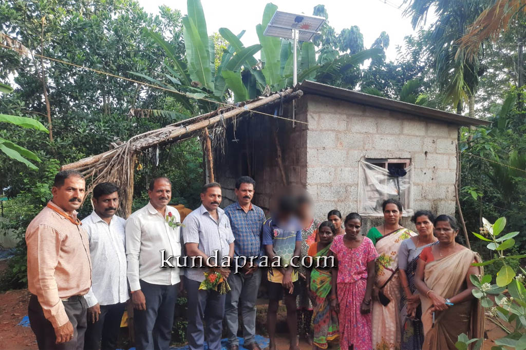 ವಿದ್ಯುತ್ ಸಂಪರ್ಕರಹಿತ ವಿದ್ಯಾರ್ಥಿ ಮನೆಗೆ ಸೋಲಾರ್ ಲೈಟ್ ಅಳವಡಿಸಿದ ಸೆಲ್ಕೋ ಸಂಸ್ಥೆ