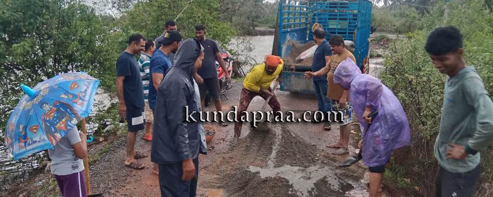 ಶ್ರಮದಾನದ ಮೂಲಕ ದುರ್ಮಿ ರಸ್ತೆ ದುರಸ್ತಿಗೊಳಿಸಿದ ಯುವಕರು