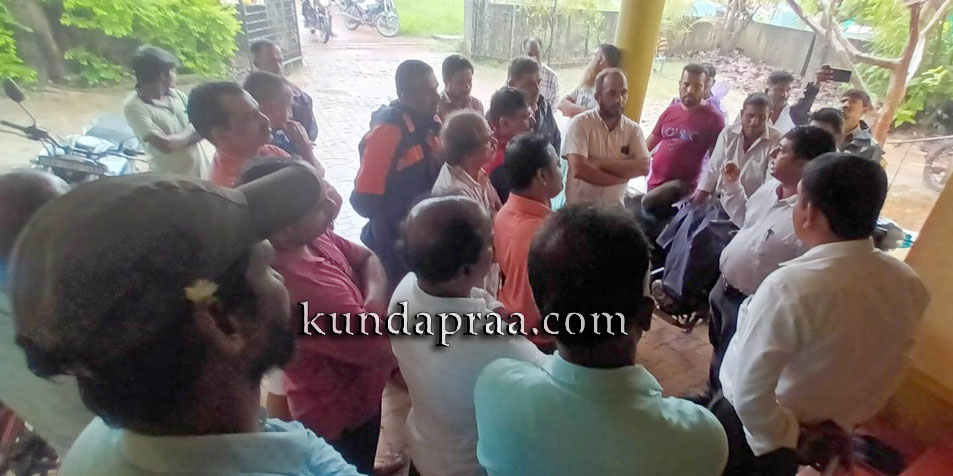 ನಿರಂತರ ವಿದ್ಯುತ್ ಕಡಿತ ವಿರೋಧಿಸಿ ಗಂಗೊಳ್ಳಿ ಗ್ರಾಮಸ್ಥರಿಂದ ಮೆಸ್ಕಾಂ ಕಛೇರಿಯಲ್ಲಿ ಪ್ರತಿಭಟನೆ