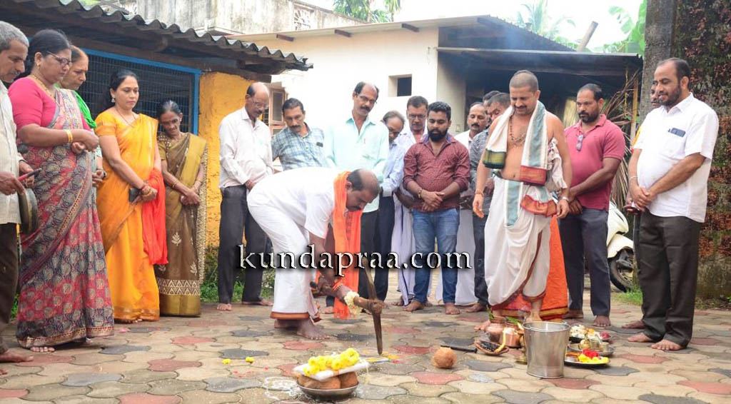 ಗಂಗೊಳ್ಳಿ: ಶ್ರೀ ಶಾರದಾ ಮಂಟಪದ ಮುಖ್ಯದ್ವಾರ ಮತ್ತು ಮೇಲಂಸ್ತಿನ ಕೊಠಡಿ ನಿರ್ಮಾಣಕ್ಕೆ ಚಾಲನೆ