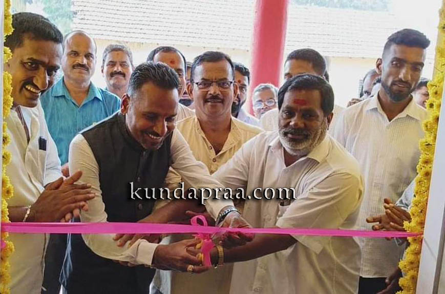 ಶ್ರೀ ವರಲಕ್ಷ್ಮೀ ಚಾರಿಟೇಬಲ್ ಟ್ರಸ್ಟ್ ವತಿಯಿಂದ ವಂಡ್ಸೆ ಪಬ್ಲಿಕ್ ಸ್ಕೂಲ್ಗೆ ಸ್ಮಾರ್ಟ್ ಕ್ಲಾಸ್ ಕೊಡುಗೆ