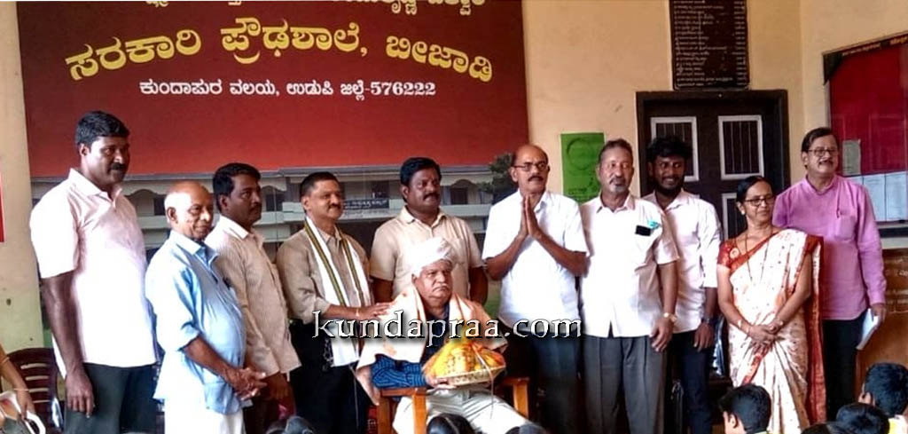 ಬೀಜಾಡಿ: ಪ್ರೌಢಶಾಲಾ ವಿದ್ಯಾರ್ಥಿಗಳಿಗೆ ಟ್ರ್ಯಾಕ್ಸ್ ಸೂಟ್ ಹಾಗೂ ಟೀ ಶರ್ಟ್ ವಿತರಣೆ