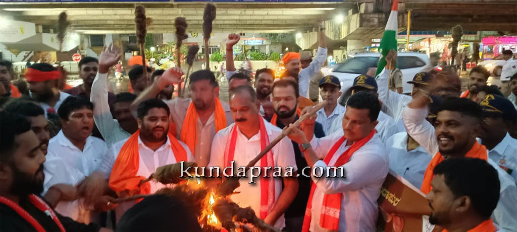 ಕುಂದಾಪುರ: ಬಿಜೆಪಿ ಯುವಮೋರ್ಚಾ ವತಿಯಿಂದ ಪಂಜಿನ ಮೆರವಣಿಗೆ