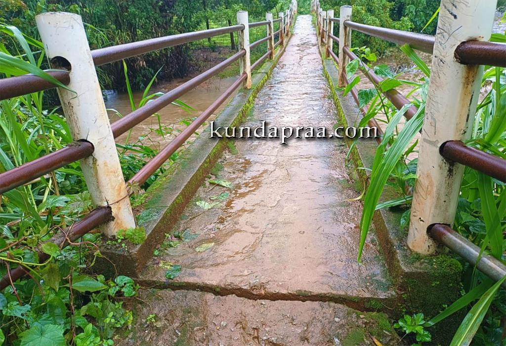 ಕುಸಿಯುವ ಭೀತಿಯಲ್ಲಿ ಬೆಳ್ಕಲ್ ಸರಕಾರಿ ಶಾಲೆ ಮುಂಭಾಗದ ಕಿರುಸೇತುವೆ