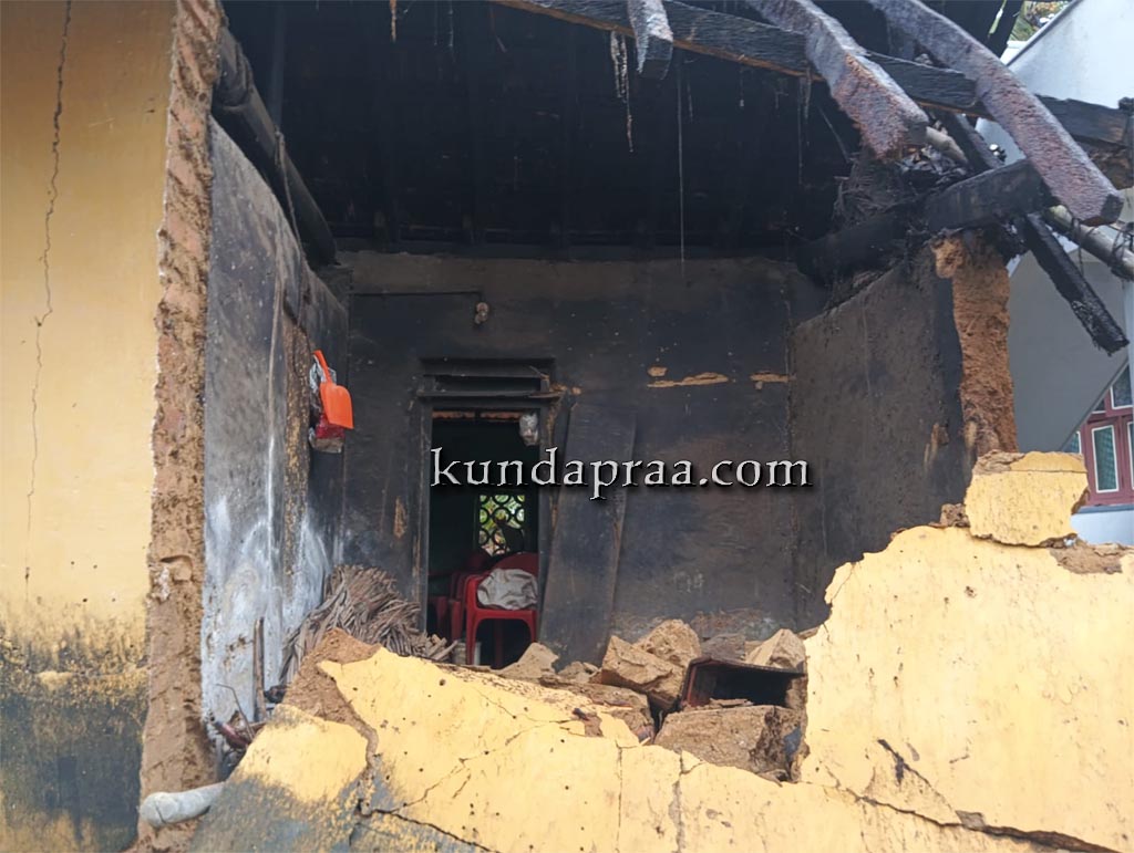 ಬೆಟ್ಲಕ್ಕಿ ಮನೆ ಲಚ್ಚಗಾಣಿಗರ ಮನೆಯ ಗೋಡೆ ಕುಸಿತ.