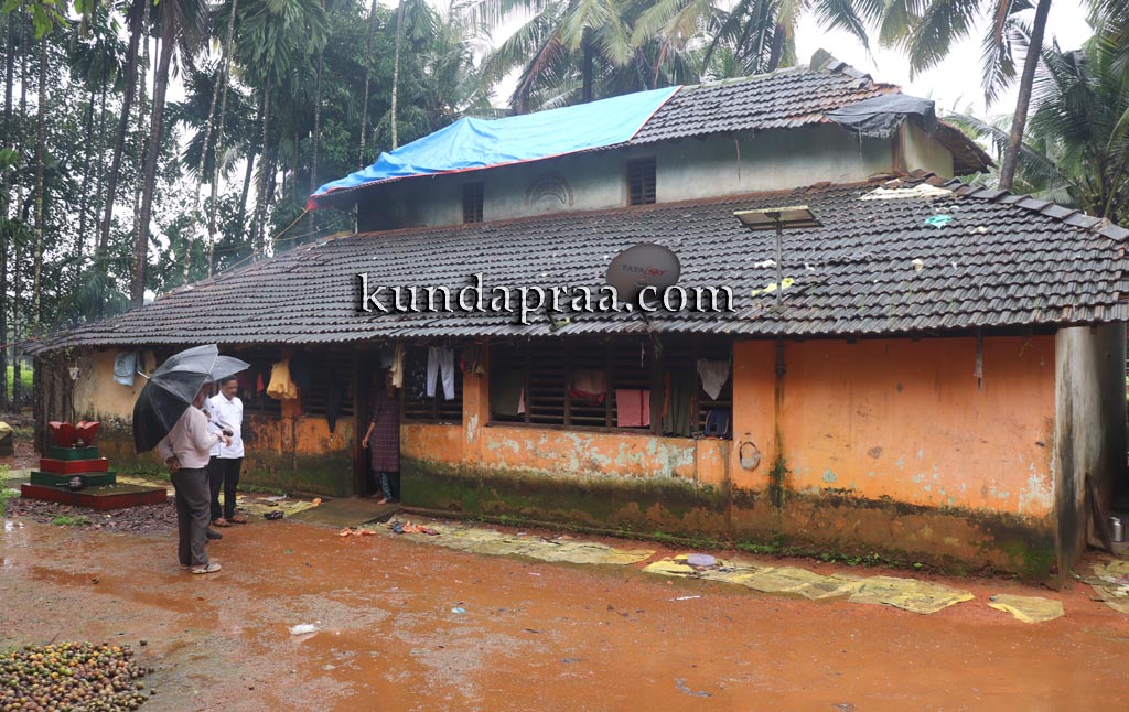 ಶಿಥಿಲ ಮನೆಯಲ್ಲಿಯೇ 12 ಮಂದಿ ವಾಸ. ಇದು ಅಸಹಾಯಕ ಕುಟುಂಬದ ಕಣ್ಣೀರ ಕಥೆ