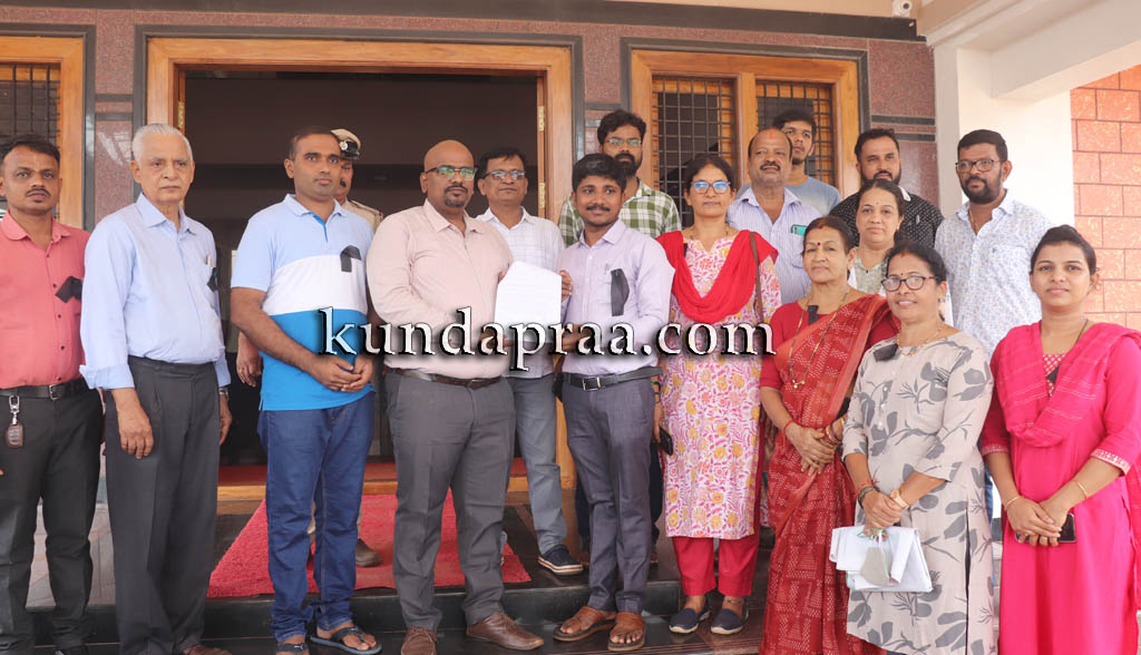 ಕೊಲ್ಕತ್ತಾ ವೈದ್ಯೆ ಹತ್ಯೆ ಪ್ರಕರಣ ಖಂಡಿಸಿ ಬೈಂದೂರು ವೈದ್ಯರುಗಳಿಂದ ಪ್ರತಿಭಟನೆ