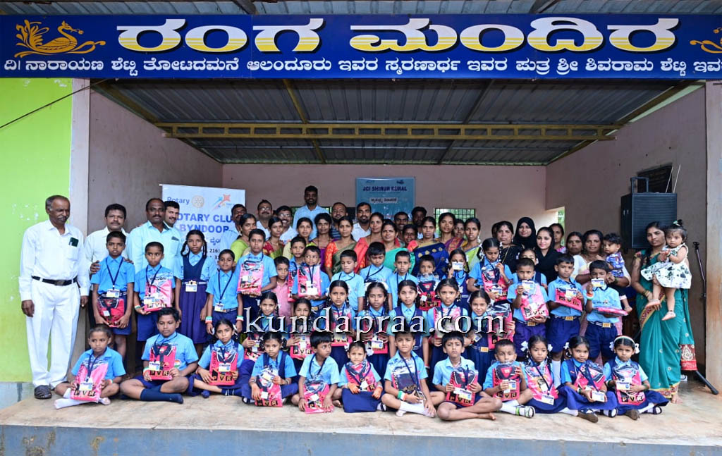 ಆಲಂದೂರು: ಸರಕಾರಿ ಕಿರಿಯ ಪ್ರಾಥಮಿಕ ಶಾಲೆಯ ವಿದ್ಯಾರ್ಥಿಗಳಿಗೆ ಟ್ರ್ಯಾಕ್ ಸೂಟ್ ವಿತರಣೆ