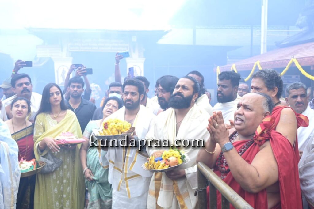 ಕೊಲ್ಲೂರು ಶ್ರೀ ಮೂಕಾಂಬಿಕಾ ದೇಗುಲಕ್ಕೆ ಜ್ಯೂ. ಎನ್ಟಿಆರ್, ರಿಷಬ್ ಶೆಟ್ಟಿ ಕುಟುಂಬಿಕರೊಂದಿಗೆ ಭೇಟಿ